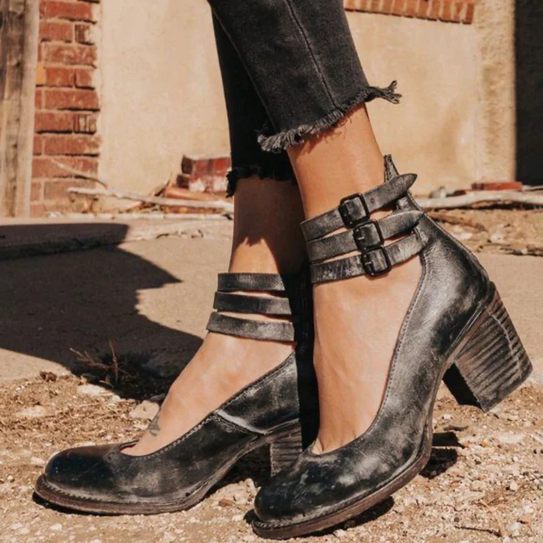 Mila - Modieuze Leren Pumps met Gespjes en Blokhak voor een chique look
