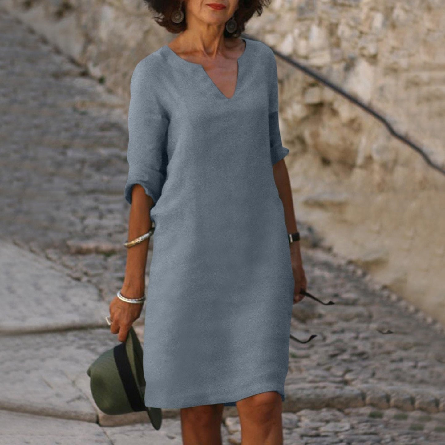 Laura Stijlvolle Midi Zomer T-shirt Jurk met Subtiele V-Hals en Halflange Mouwen