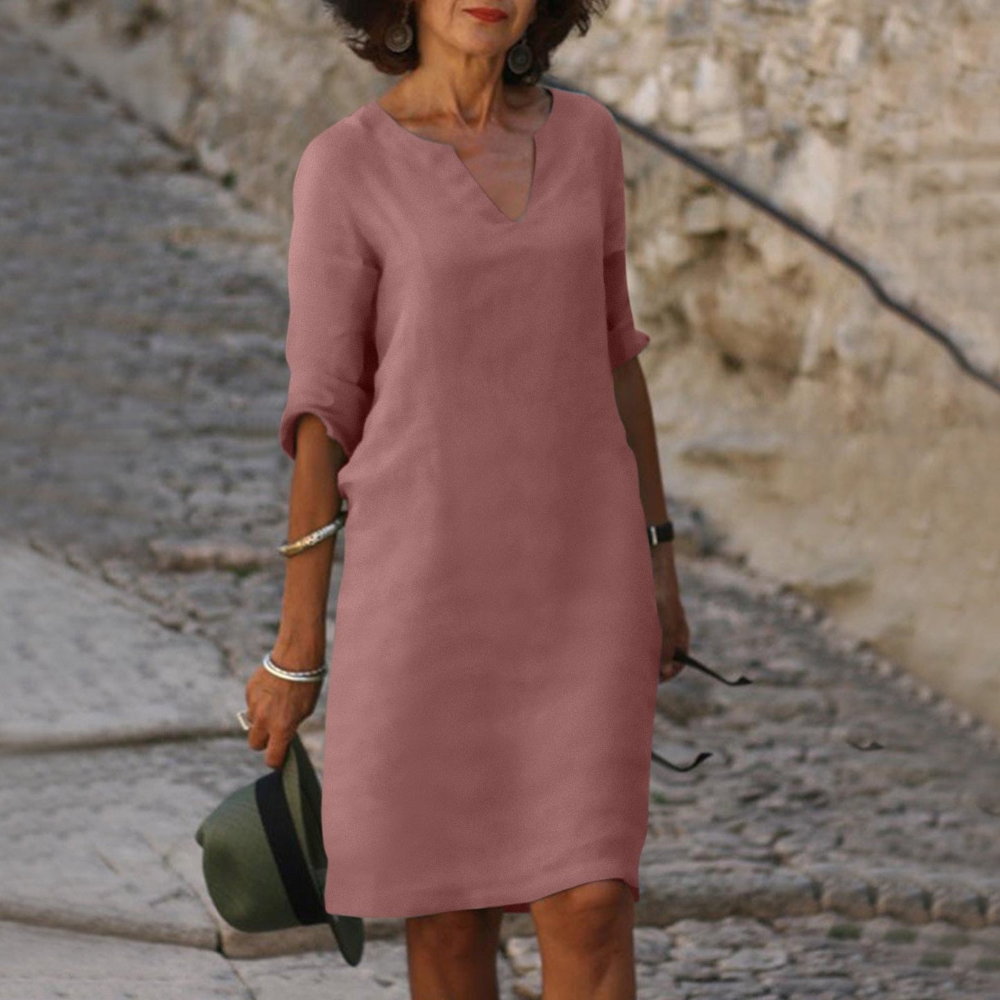 Laura Stijlvolle Midi Zomer T-shirt Jurk met Subtiele V-Hals en Halflange Mouwen
