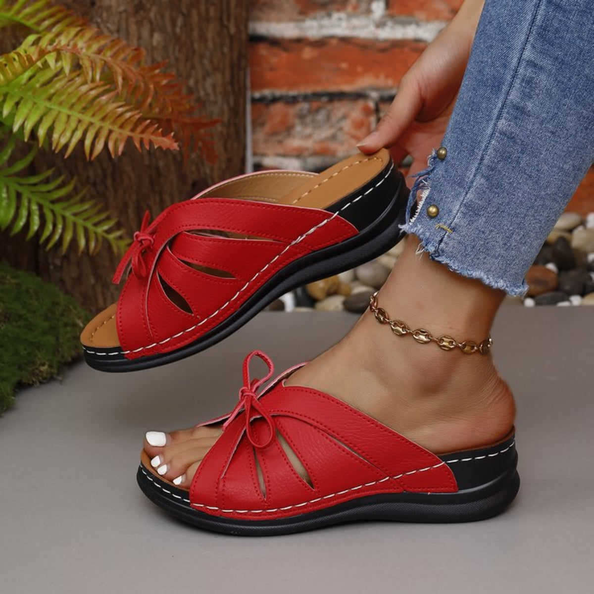 Anneke - Comfortabele Instap Sandalen van Vegan Leer met Open Teen Lage Hak en Strikje