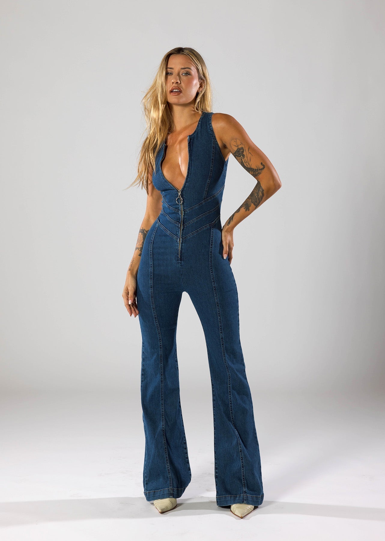 Tess - Modieuze Flared Jumpsuit met Diepe V-Hals en Ritssluiting