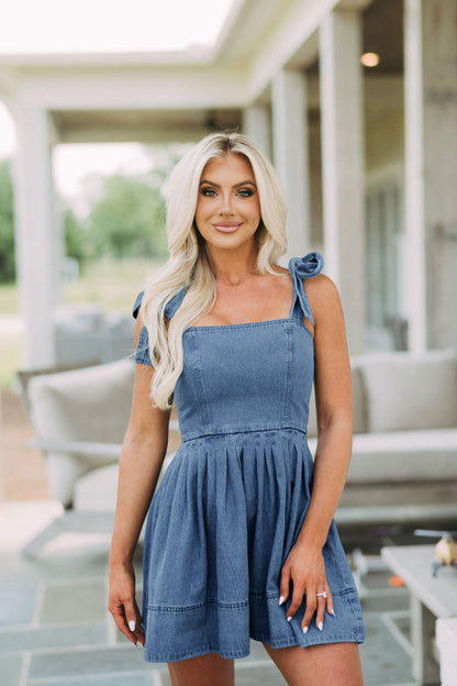Chloe - Denim Jurk met Vierkante Hals en Schouderstrik