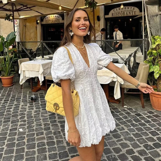 Philomijn - Elegante witte mini jurk met pofmouwen